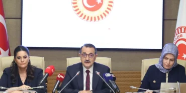 komisyon-beklenen-raporu-sundu-turkiye-yapay-zek-da-ureten-ve-duzenleyen-olacak-IeEYbCjP.webp
