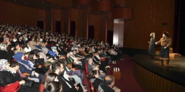 ankarada-genclik-tiyatrosundan-guclu-performans-4VhA7QSZ.webp