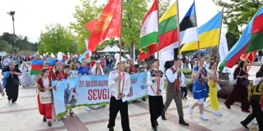 antalyada-cocuklar-sevgi-kortejinde-bulustu-OOVFR76M.webp