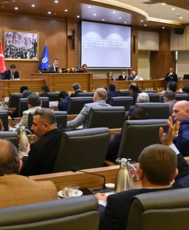 bursa-buyuksehir-belediyesinin-2025-yili-faaliyetlerine-oy-coklugu-onay-JWGq9CcG.webp