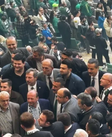 bursasporun-sampiyonluk-coskusu-omuz-omuza-izlendi-gGLEm2IX.webp