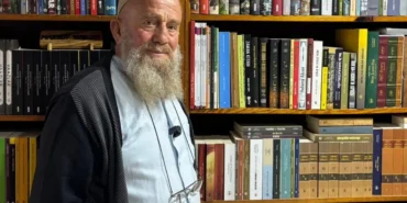 kitap-tutkunu-bir-omrun-yeni-duragi-alev-alatli-TfhTwWZM.webp