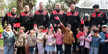 kocaelide-minikler-polis-amcalarini-agirladi-2gCa83wF.webp