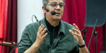 manisada-ahmet-buke-gordesli-okurlariyla-bulustu-zLlLMals.webp