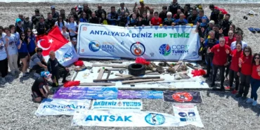 antalyada-denizden-20-ton-atik-cikarildi-FHh7HQsa.webp