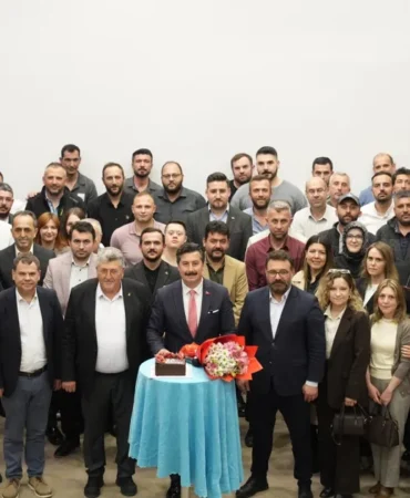 bursa-yenisehirde-bayramlasmada-baskan-ozele-dogum-gunu-surprizi-lcIOZVZJ.webp