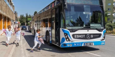 direksiyon-basinda-bir-anne-durakta-bekleyen-dort-kalp-UtE7lCS7.webp