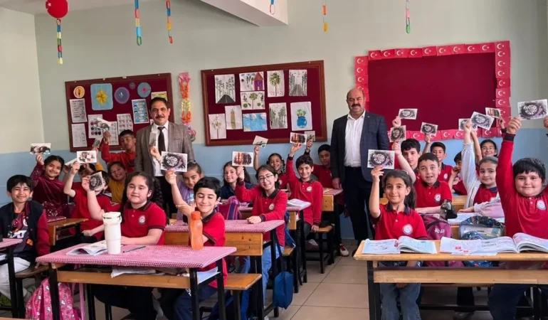 mardin-yesilli-ptt-ilce-muduru-serdar-avukadan-ogrencilere-bayram-sevinci-LVOsXsQX.webp