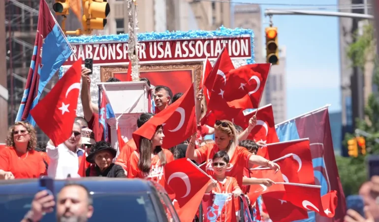 new-yorkta-turk-bayraklariyla-coskulu-yuruyus-binlerce-kisi-manhattanta-bulustu-FDK69HUw.webp