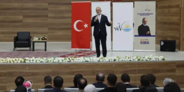 yazar-yenisehirlioglu-genclerle-bulustu-fuygb6Sg.webp