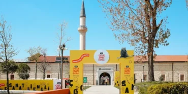 450-bin-ziyaretciyi-asti-bienal-31-temmuza-uzatildi-k8mIprZ9.webp