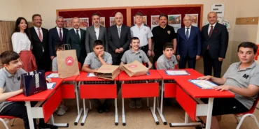bursada-615-bin-880-ogrenci-karne-heyecani-yasadi-slHmzmCz.webp