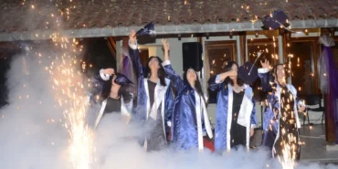 cekin-kir-ciceklerinde-mezuniyet-coskusu-COQedLJZ.webp