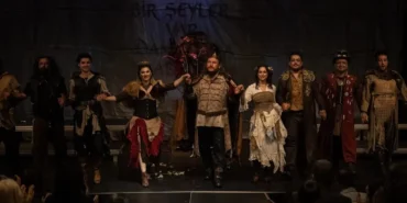 hamlet-avrupada-buyuk-begeni-topladi-eqQI2fd3.webp
