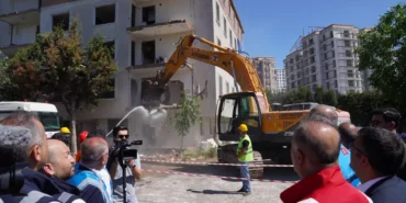 istanbul-beylikduzunde-riskli-site-yikildi-ibbden-donusum-mesaji-iy7sQXfe.webp