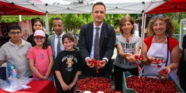 izmir-bornovada-kiraz-bereketi-coskuya-donustu-l5BS3PQg.webp