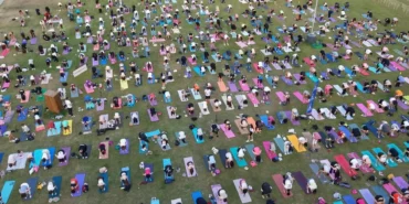 izmirde-matlar-cimlere-serildi-kulturparkta-yoga-ruzg-ri-esti-7kzisskx.webp