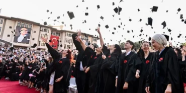 koc-universitesinde-32inci-donem-mezuniyet-sevinci-xDDBPat3.webp