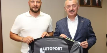 kocaelisporun-kaptani-formasini-baskan-buyukakina-hediye-etti-mRWaHS3O.webp