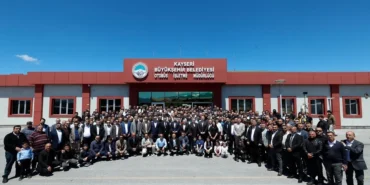memduh-buyukkilic-bayram-sevincini-sehrin-dort-bir-yaninda-yasadi-NUsDJWcu.webp