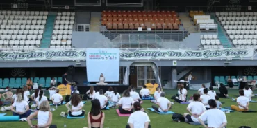 saglikli-yaslanma-icin-yoga-yaptilar-h97KwPkA.webp
