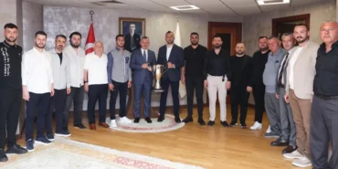 sampiyon-golcukspor-kupasiyla-baskan-buyukakina-geldi-cG8rqeJk.webp