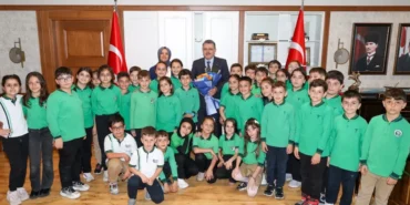 trabzonda-baskan-gencten-minik-misafirlerine-mac-sozu-EPEE6i1Q.webp