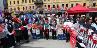 trabzonda-kultur-ve-sanat-festivali-renkli-goruntulerle-basladi-uQbfyxf1.webp