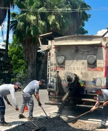 antalya-finikede-yollar-yenileniyor-bordurler-boyaniyor-liRUPcAm.webp