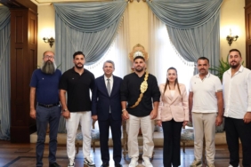 antalyada-baspehlivan-erkan-tastan-vali-sahine-ziyaret-XcewQpCm.jpg