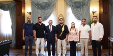 antalyada-baspehlivan-erkan-tastan-vali-sahine-ziyaret-XcewQpCm.jpg