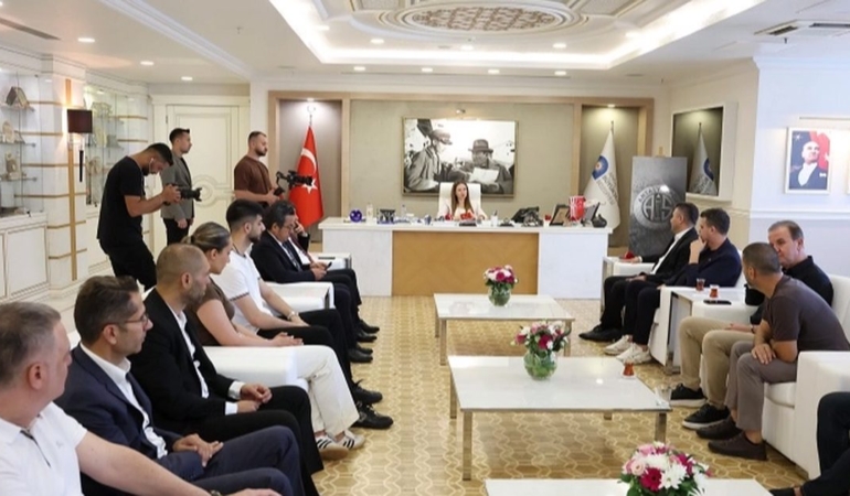 antalyaspordan-baskan-vekili-ozdemire-ziyaret-7FTAphb3.jpg