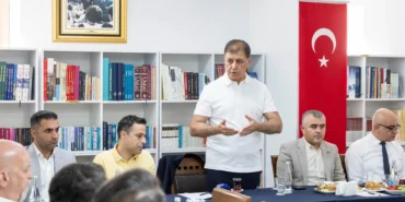 baskan-tugay-mesaisine-kemeralti-esnafiyla-basladi-tek-derdimiz-isimizi-iyi-yapmak-NdkAlMRI.webp