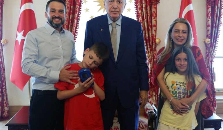cumhurbaskani-erdogan-cake-not-hate-kampanyasiyla-taninan-joshua-harrisi-agirladi-mwGCAaZE.jpg