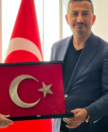 eroglu-kardeslerden-ortadogu-gazeteciler-cemiyetine-anlamli-ziyaret-LmnlyEQG.webp