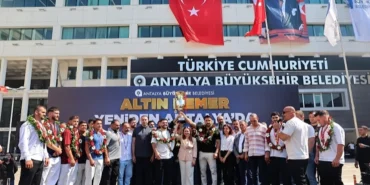 kirkpinar-baspehlivani-erkan-tasa-coskulu-karsilama-jzZ2MO5M.webp
