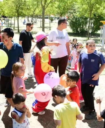 ozel-bireyler-yaz-okulu-etkinliklerinde-doyasiya-eglendi-8BuUQBWM.jpg
