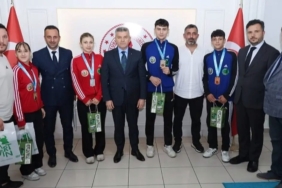 turkiye-sampiyonlari-artvin-valisine-konuk-oldu-taJKNy2D.jpg