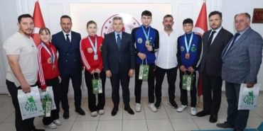 turkiye-sampiyonlari-artvin-valisine-konuk-oldu-taJKNy2D.jpg