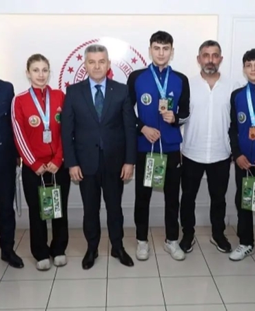 turkiye-sampiyonlari-artvin-valisine-konuk-oldu-taJKNy2D.jpg
