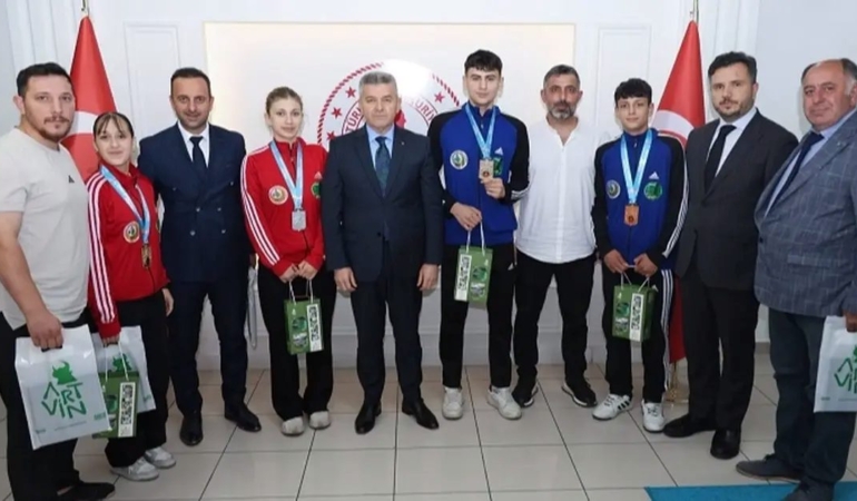 turkiye-sampiyonlari-artvin-valisine-konuk-oldu-taJKNy2D.jpg