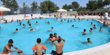 yuzme-havuzlari-cocuklarin-yuzunu-gulduruyor-baIr73Ym.jpg