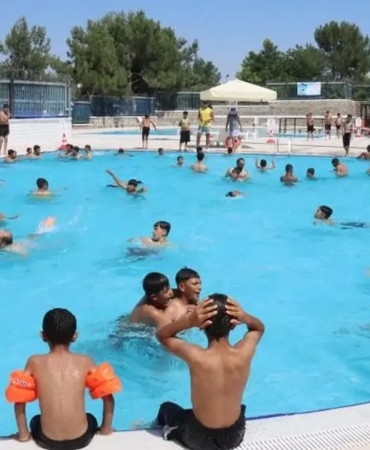 yuzme-havuzlari-cocuklarin-yuzunu-gulduruyor-baIr73Ym.jpg