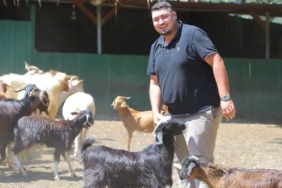 adak-kesimine-gitti-hayati-degisti-iki-oglakla-basladi-500-hayvana-ulasti-h6JujJi9.jpg