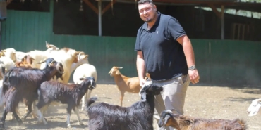 adak-kesimine-gitti-hayati-degisti-iki-oglakla-basladi-500-hayvana-ulasti-h6JujJi9.jpg