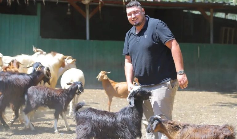 adak-kesimine-gitti-hayati-degisti-iki-oglakla-basladi-500-hayvana-ulasti-h6JujJi9.jpg