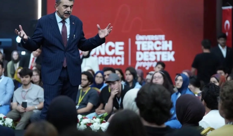 bakan-tekin-universite-adaylariyla-tecrube-paylasti-5lMPdmmu.jpg