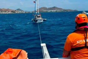 bodrum-aciklarinda-arizalanan-teknedeki-10-kisi-kurtarildi-n6yTZwjm.jpg