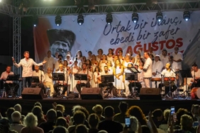 bornova-buyukparkta-bayrak-denizi-ve-turku-soleni-jPsZ4aCR.jpg