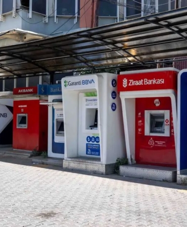 bornovada-gunes-ve-yagmur-kalkani-AVHR1W9F.jpg
